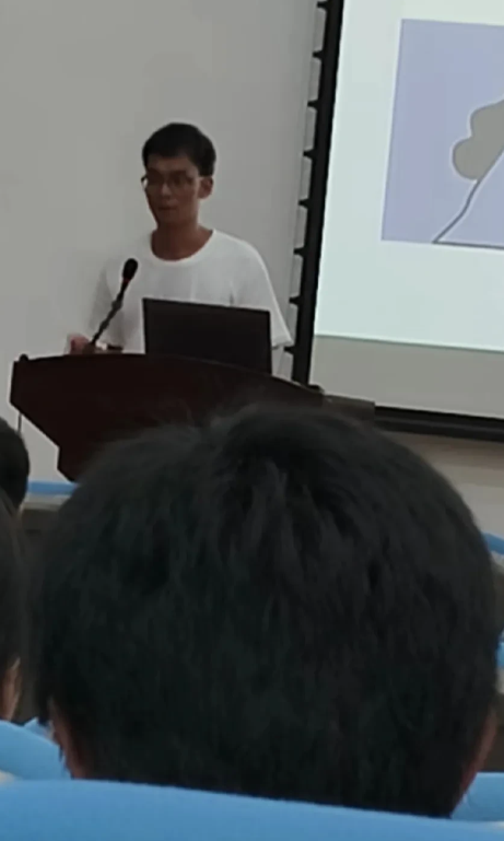 高考钉子户唐尚珺，今年终于接受网友建议，去大学报到了。他好像是89年的，虚岁都3