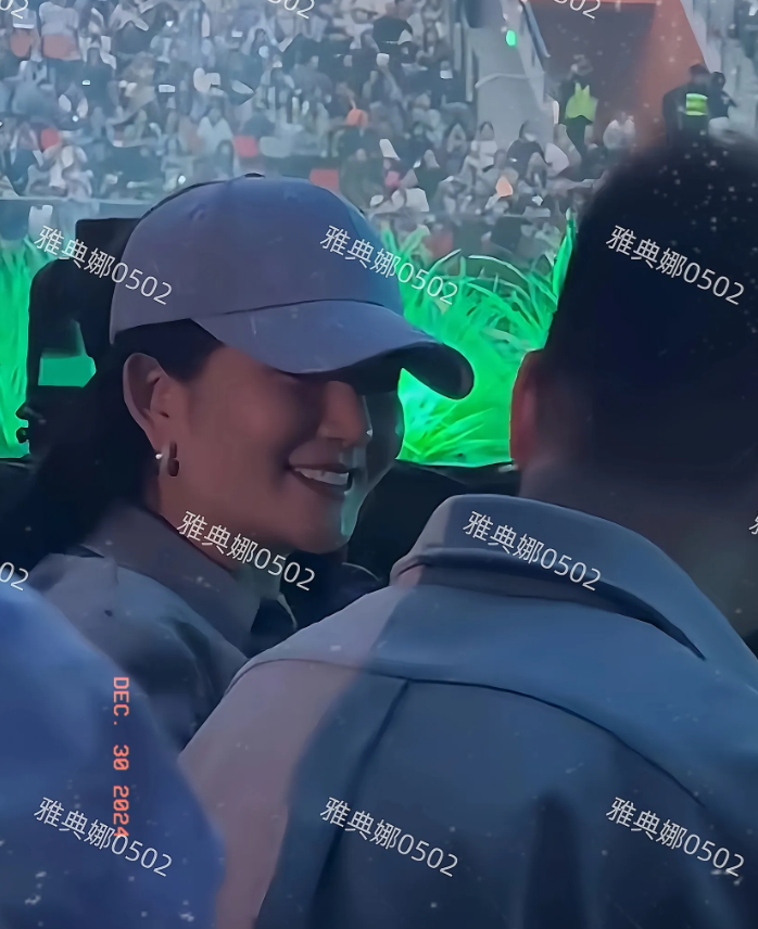 天啊，谢娜的脸怎么变成这样了？
张杰演唱会见到她，感觉她一脸的玻尿酸都快溢出来了
