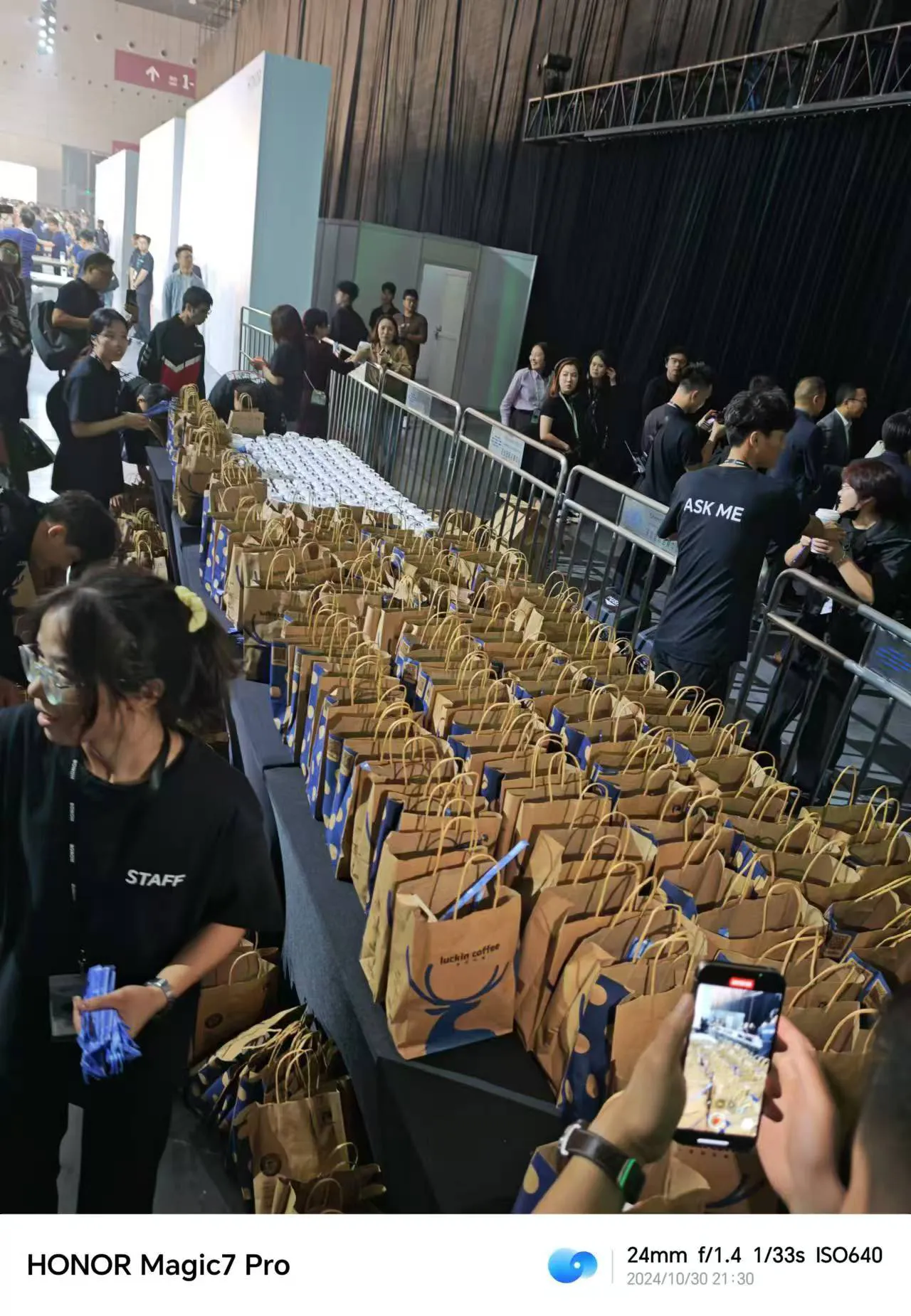 发布会上对这荣耀Magic 7Pro手机发出指令：点了2000杯咖啡，然后真的收