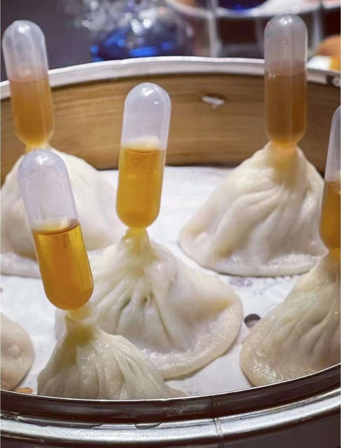 看到这挂着吊瓶的小笼包，我真是又惊又笑！
