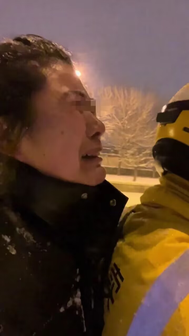 2月20日，北京一女子加班下班后，因为天气原因打不到车，说自己正想徒步回家时，看