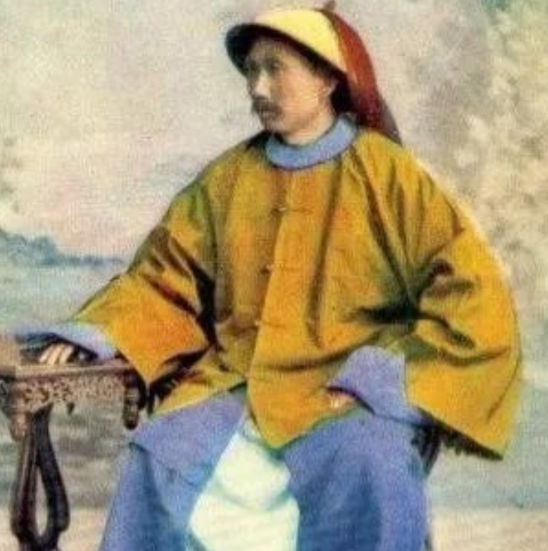 1959年，村书记带着十几名村民，用炸药将丁汝昌的墓穴炸开，里面只有一黑一红两口