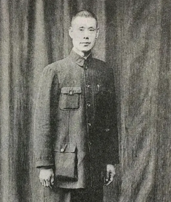 1947年，国军32军参谋长率部起义，军长立即向蒋介石发报求援，蒋介石惊呼，这对
