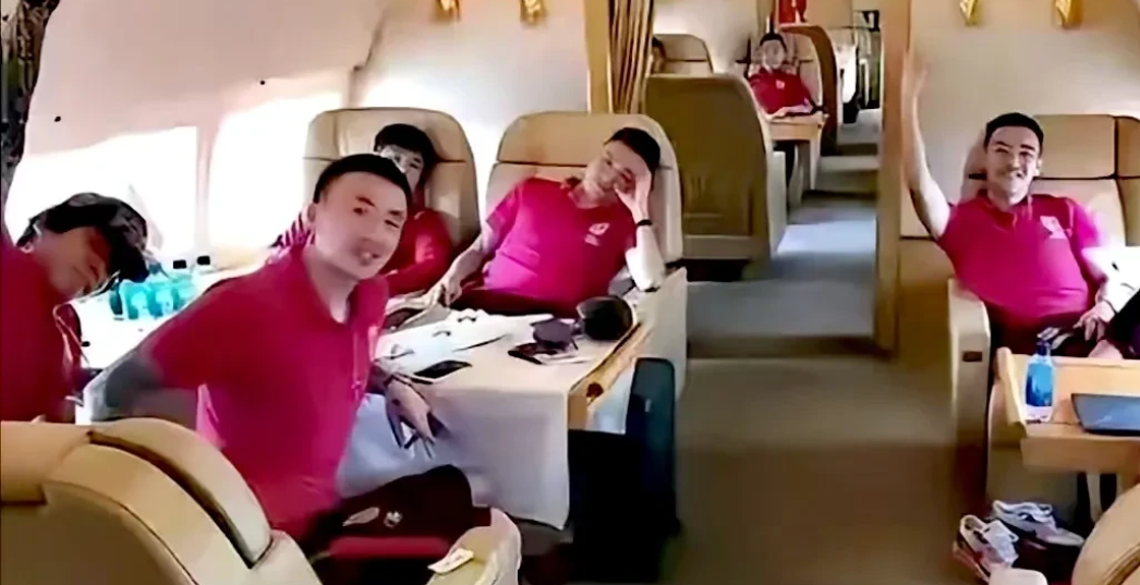 娇贵的国足队员去澳大利亚踢球的时候，由于坐的普通航班，后排一个不懂事的小孩哭闹了