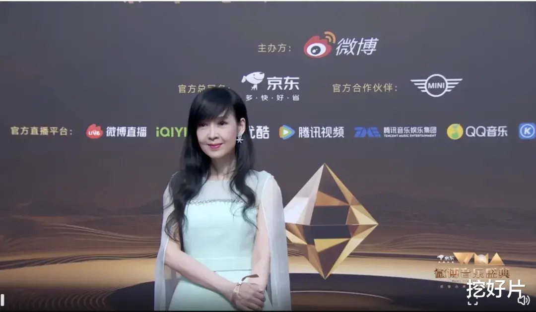 音乐盛典红毯：容祖儿胖了，林志颖王心凌比心，56岁周慧敏美爆了（红米k30和真我q2对比）-第32张图片-九妖电影