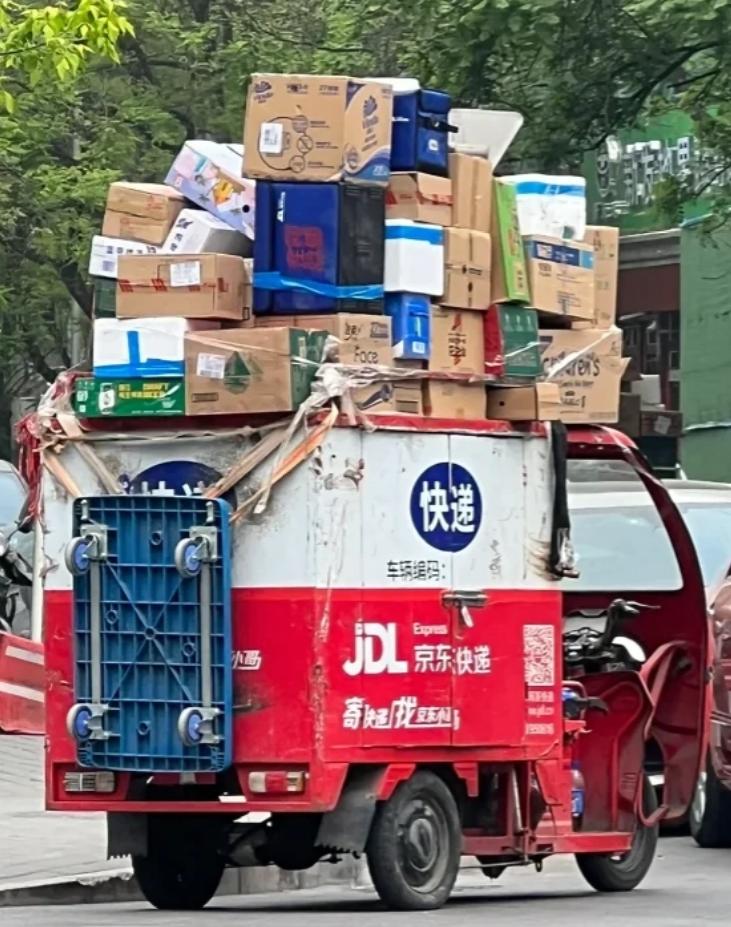 一个京东快递小哥，因为经常收发快递，比较熟了，找他发货，他说他已经辞职了，好奇问