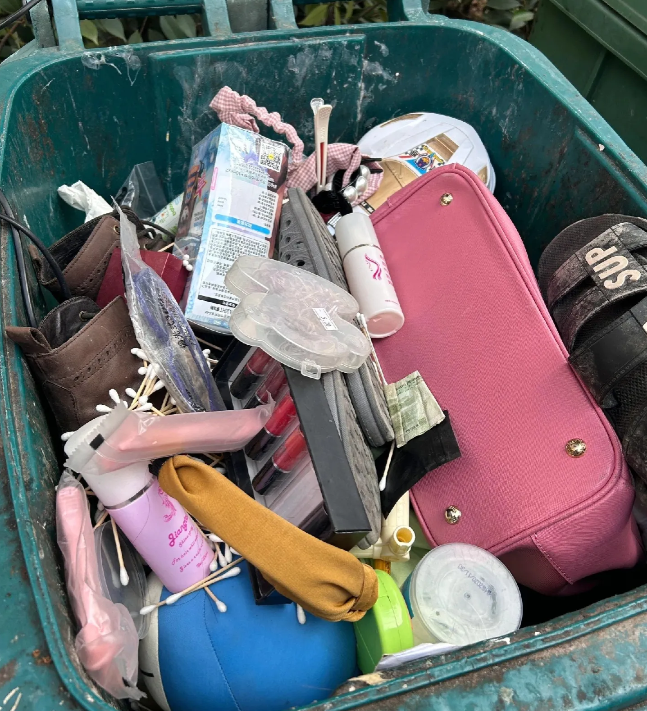 路边的垃圾桶，我犹豫了，捡不捡？[捂脸]