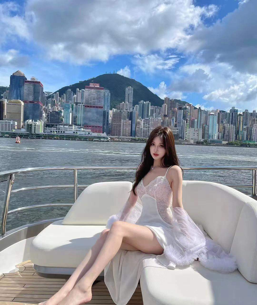 在游艇上享受阳光，维多利亚港的景色美不胜收。
