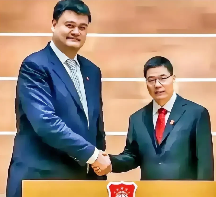中国篮协高层再也坐不住了！两大篮球事件接连发生，一喜一悲，令人感慨万千。

先说