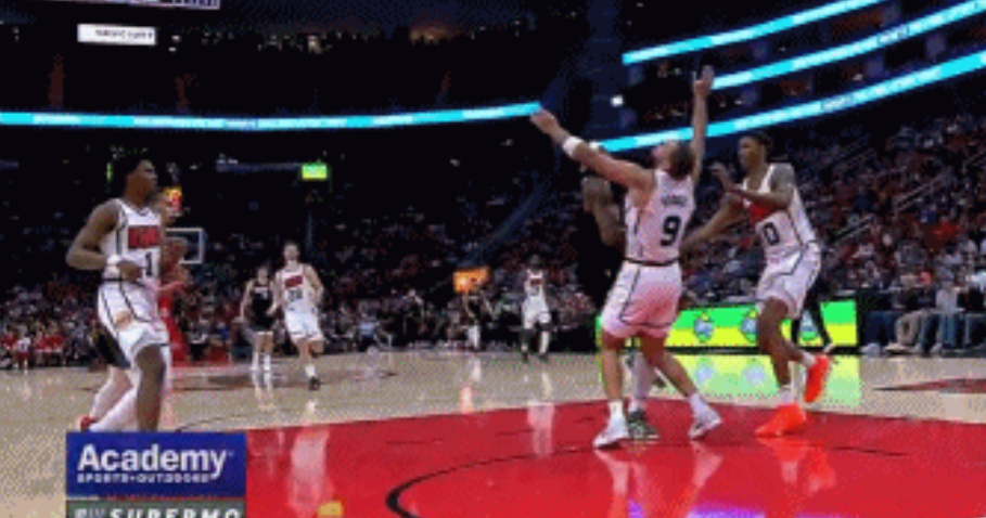 狄龙气炸了：这球吹我阻挡犯规！

火箭大战开拓者，格兰特状态火热，半场拿到20分