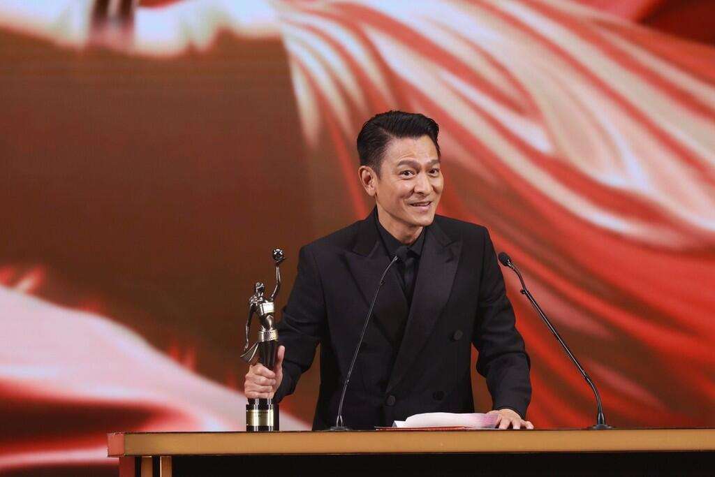 刘德华再获港府授勋，荣膺银紫荆星章