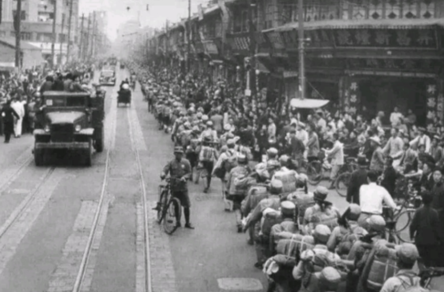 1949年6月21日，蒋介石在福州机场举行重要军事会议，但兵团司令刘汝明、军长刘