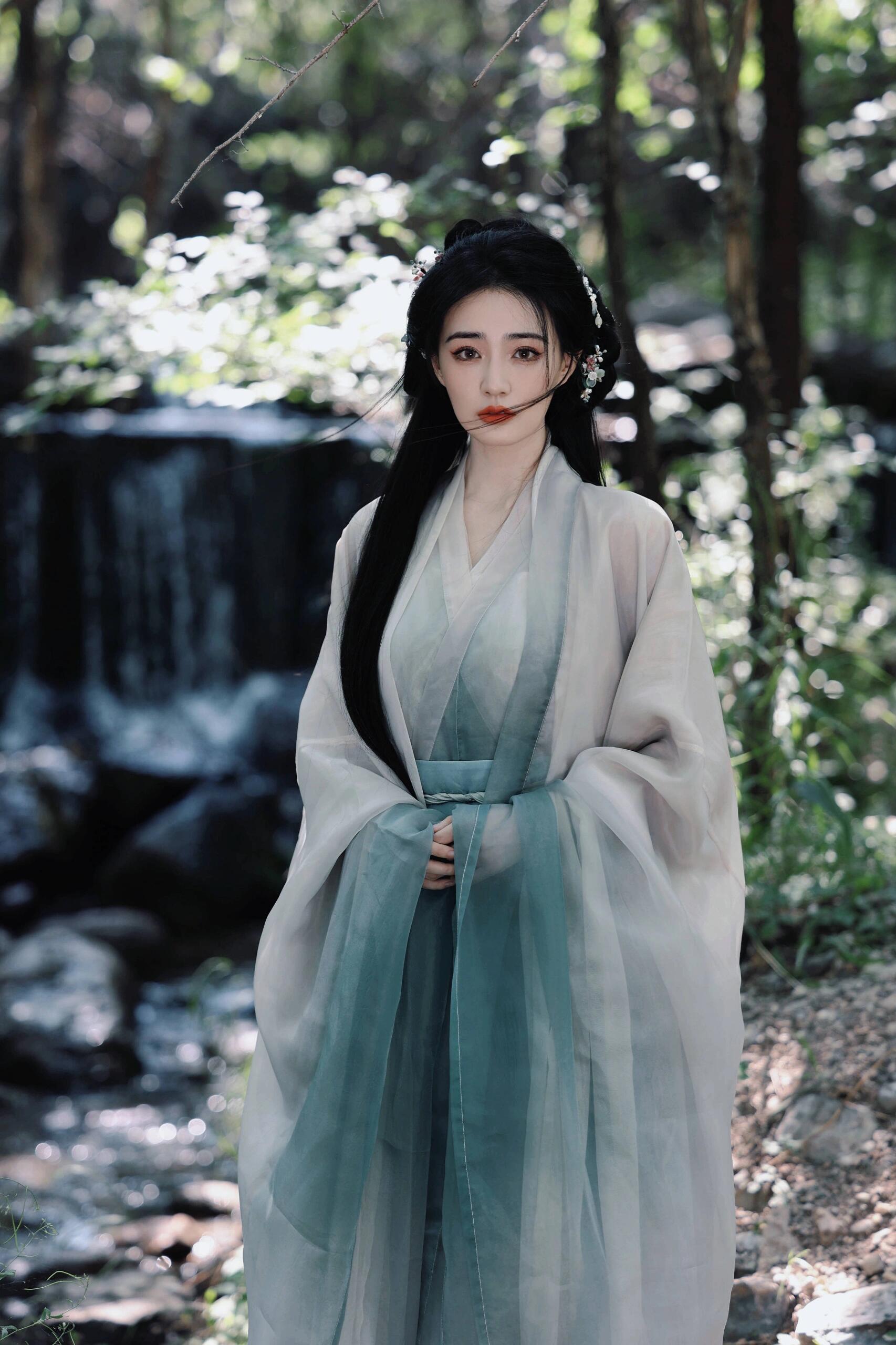 月是人间散客，卿是人间绝色，人间难得