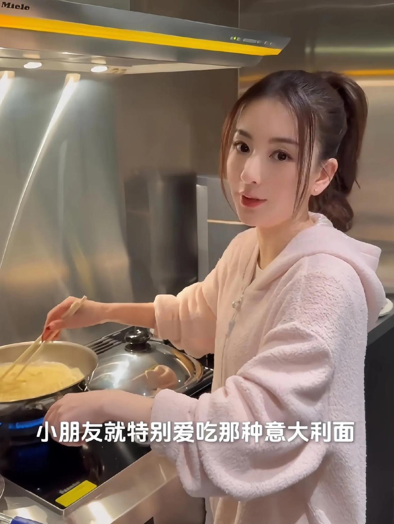 郭富城老婆方媛给女儿做饭，她心灵手巧，意大利面和煎牛排做的像模像样，大女儿很会提