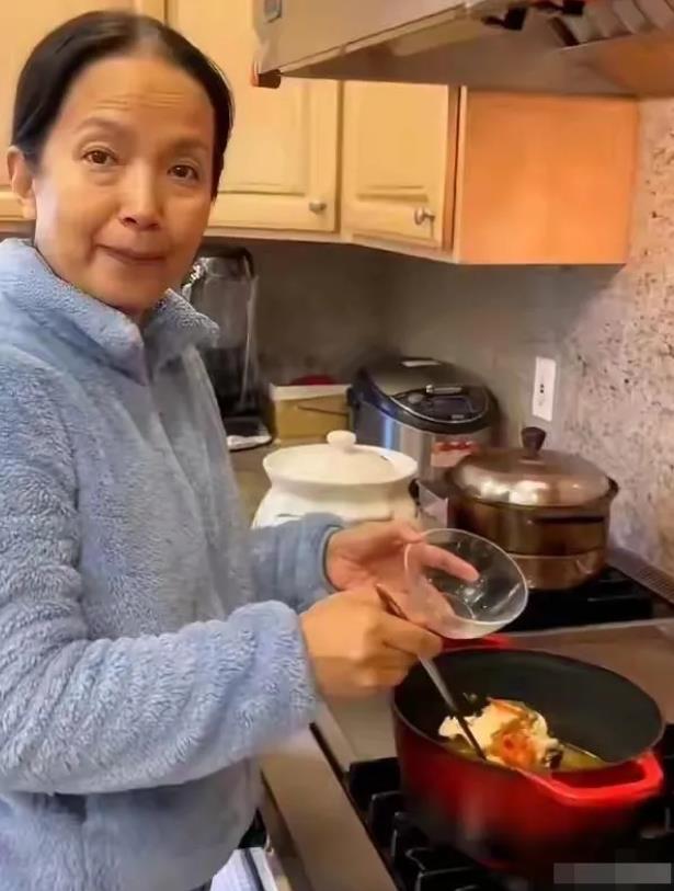 有钱人也不容易，虽然说著名影视明星吕丽萍两口子已经定居美国了，看来日子过得也不怎