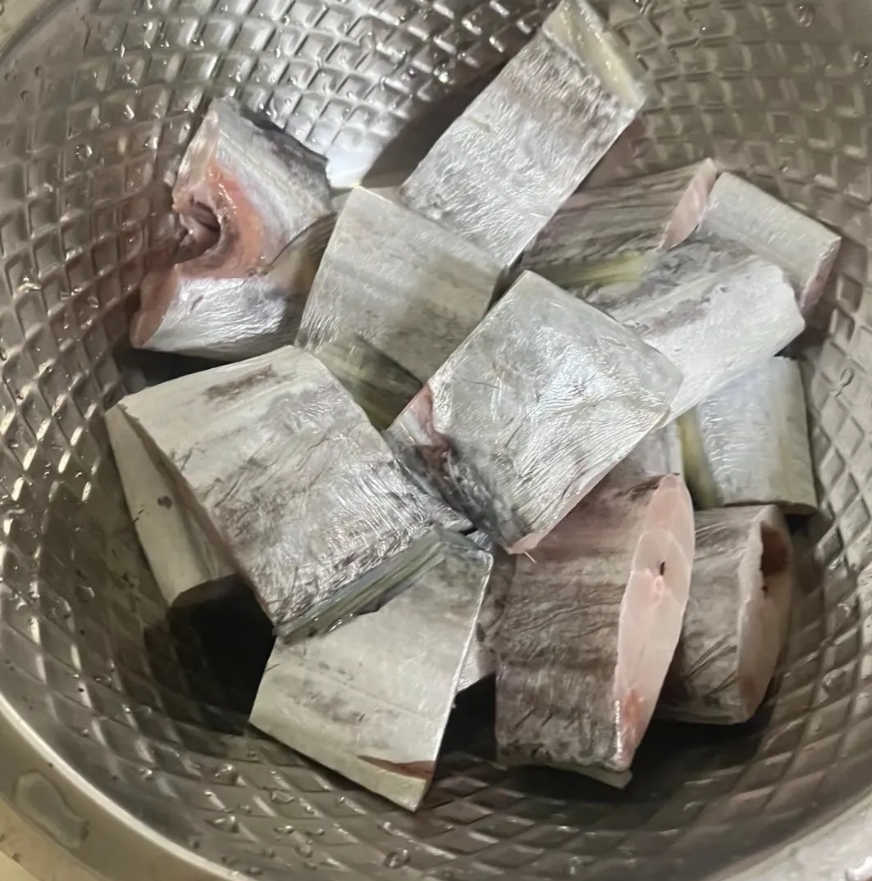 过了个不肃静的年！谁能想到我两口子就为了这点带鱼吵了起来。我切好后问他咋吃呢?是