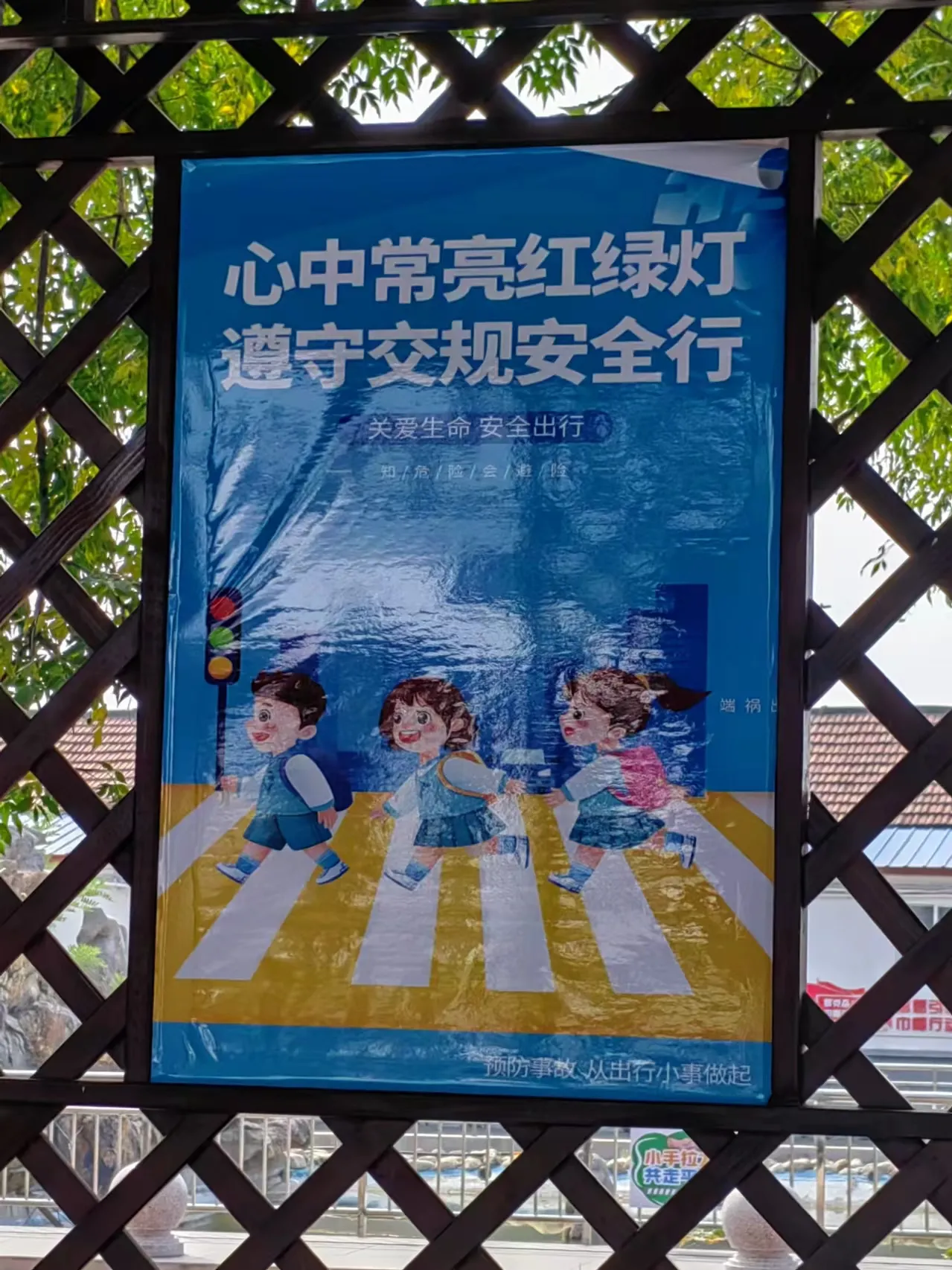 这种就不能叫交通事故，应该是安全生产责任事故。
完全不同性质的两种事故。
交通事