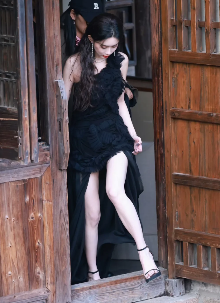 孟子义，170cm，肤白貌美，女人味十足。