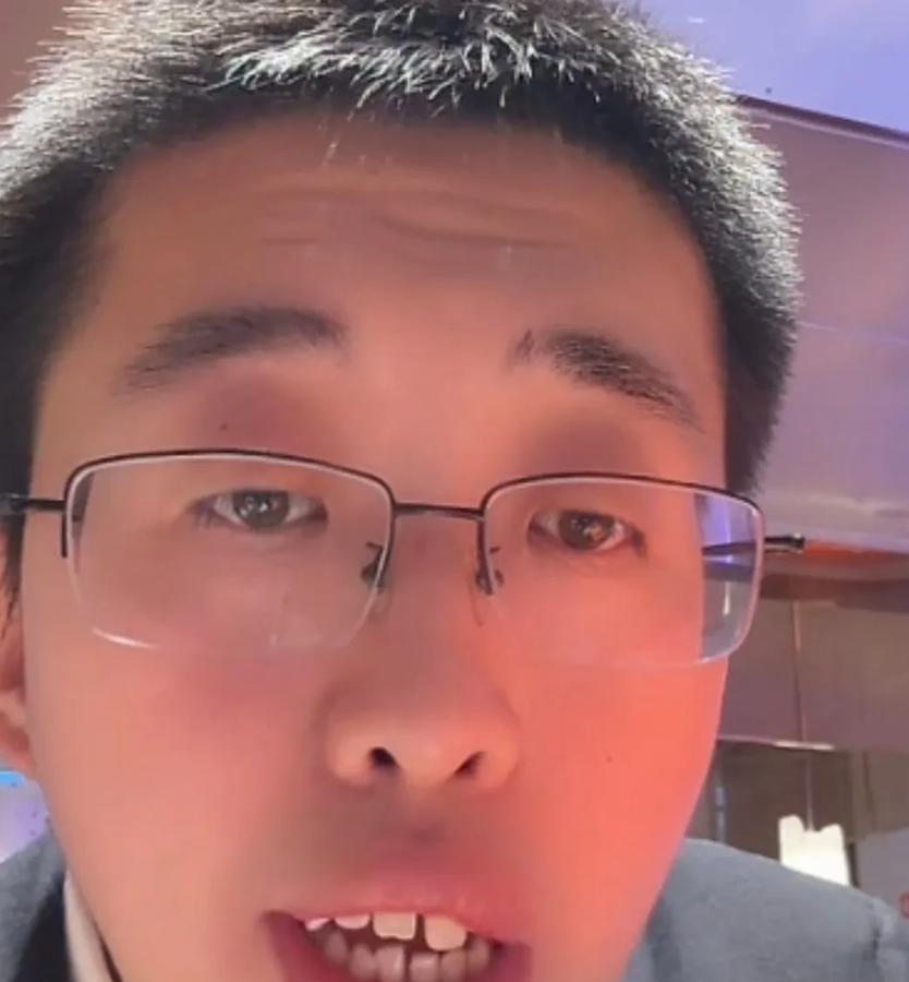 小井直播真是太简单了，看到直播环境才明白！

小井直播时候，有很多人在让他离远一