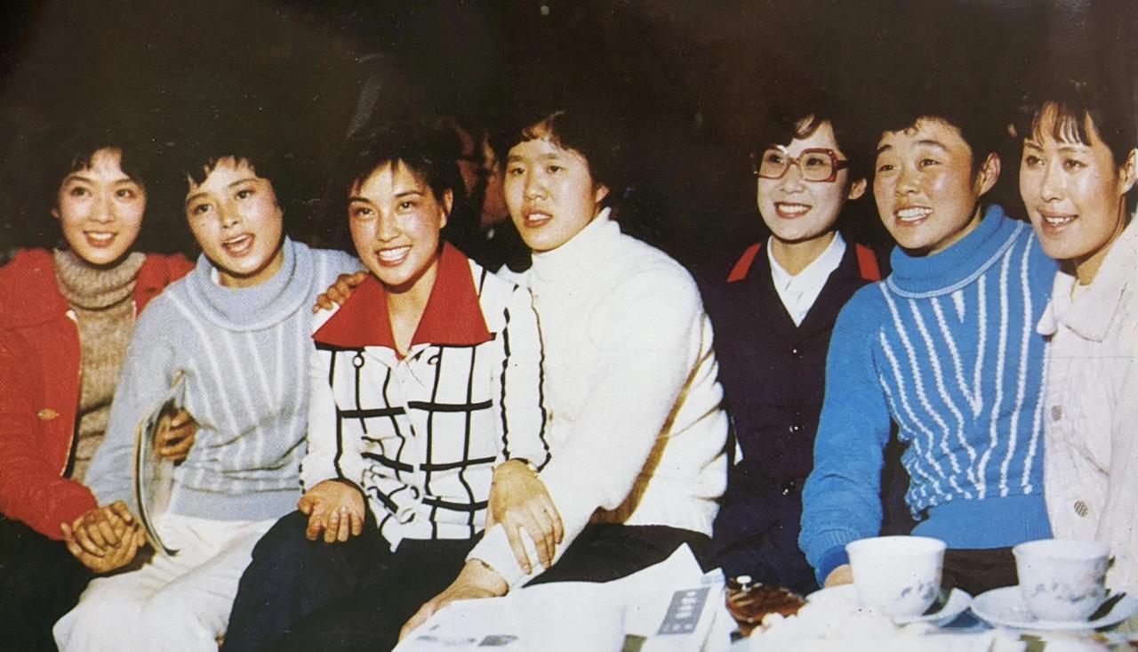 80 年代，球星与影星的聚会真是星光璀璨！龚雪、张瑜、刘晓庆、郎平、苏小明，孙晋