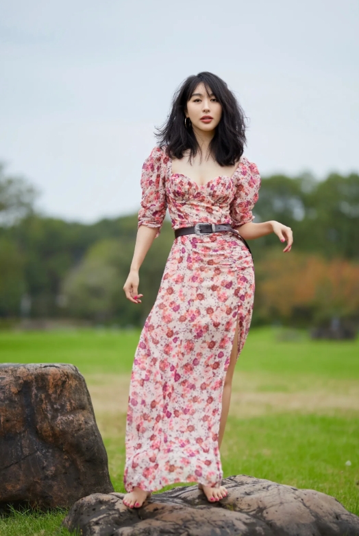 李菲儿，166cm，光脚拍照。
