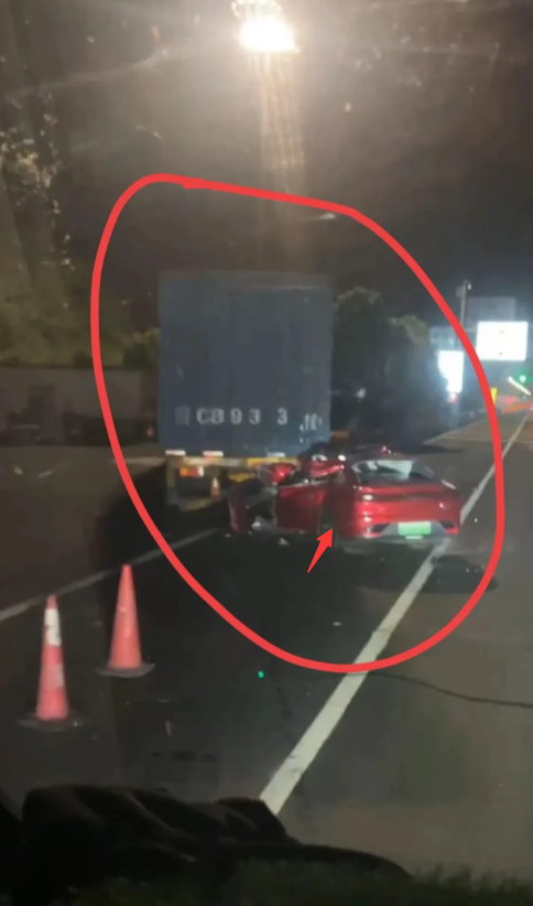21岁武僧秋风去世前1个小时照片，被曝光了，和网约车司机在服务区吃泡面加两根玉米
