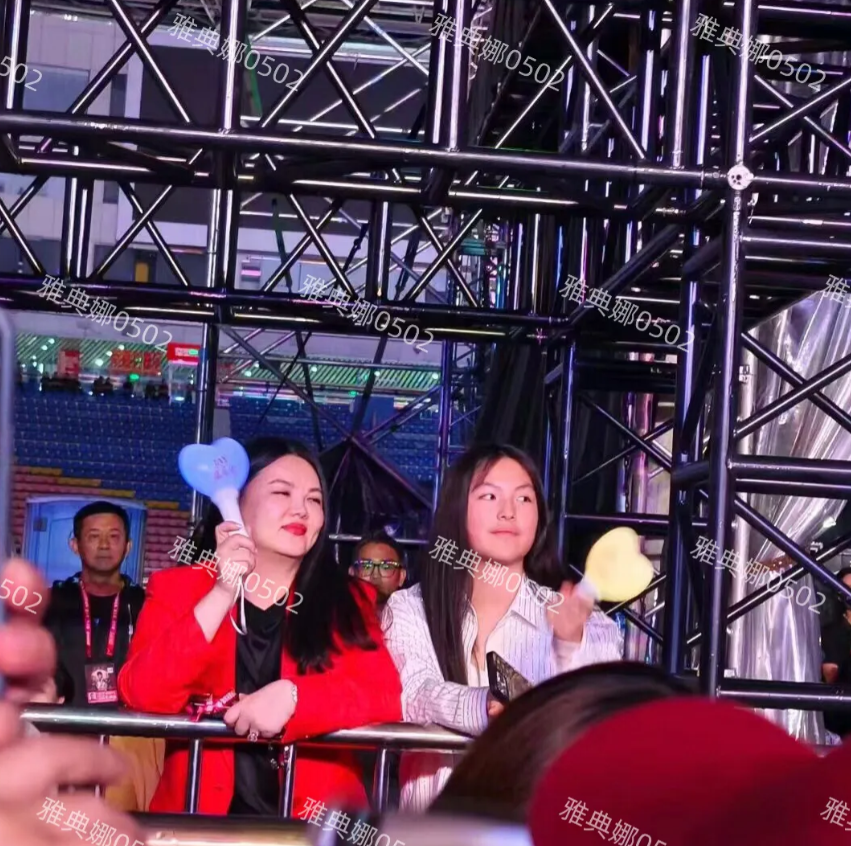 周杰伦长沙演唱会偶遇李湘王诗龄，一家三口没有一个瘦子，李湘穿着大红色的衣服非常显