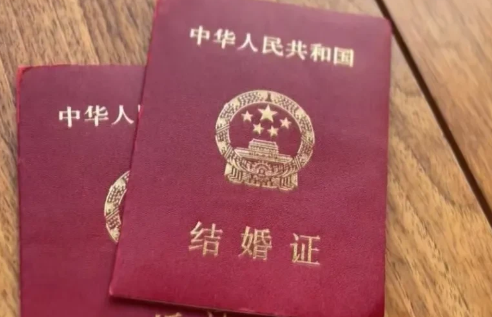 湖南湘潭，女子结婚10年后离婚。户口一直在娘家。9年后，娘家土地被征用。村组在分