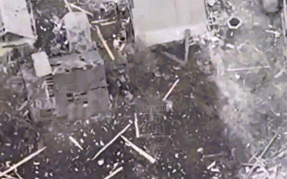 俄罗斯方面公开了，俄军士兵成功爆破一处乌克兰军队据守的建筑物。这名俄军敢死队战士