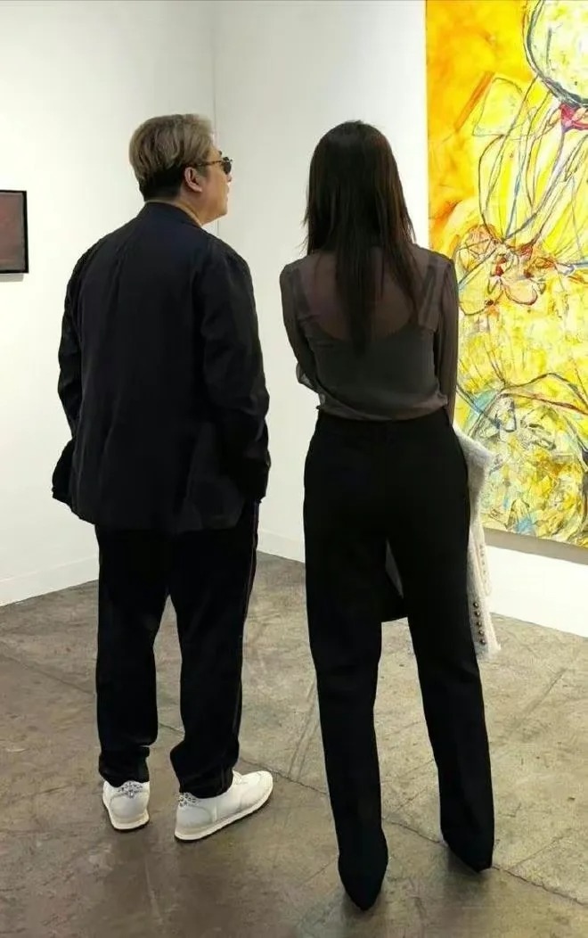 王岳伦携新欢甜蜜看展，小女友穿透视装身材
王岳伦与新欢现身艺术展，女方透视装吸睛