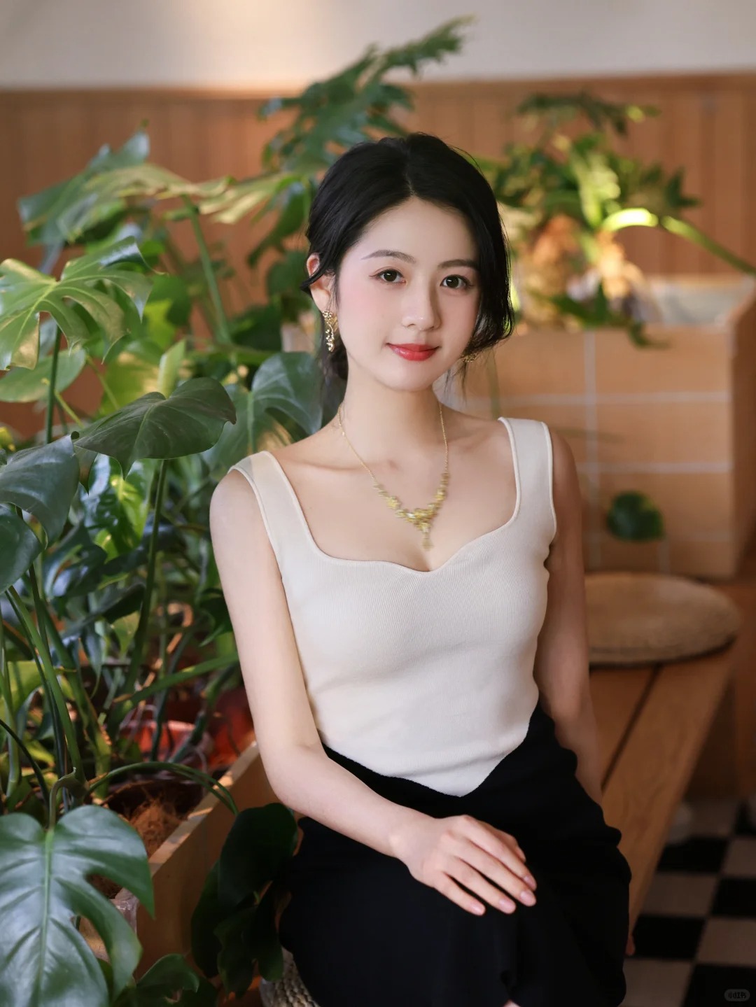 Chill my day☕️加一点贵气和松弛感
今天应了那句话
穿搭的颜色不超过