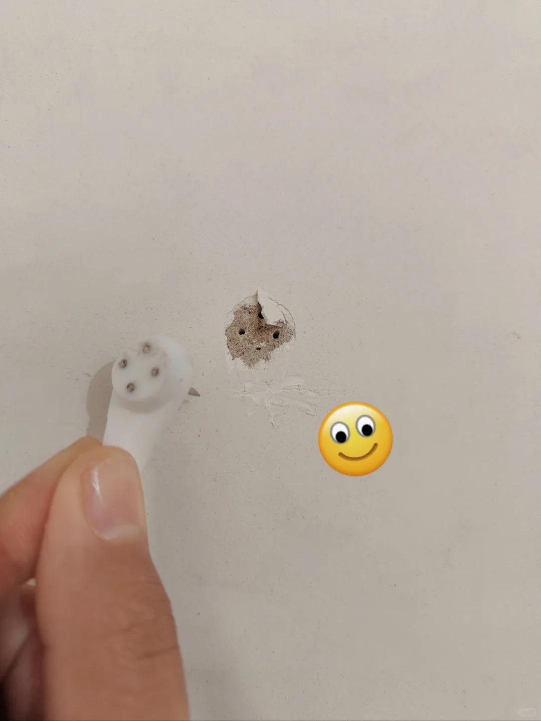 发明无痕钉的可真是个天才
买墙布送的无痕钉，先是砸进去的时候，给挂钩砸断了，我用