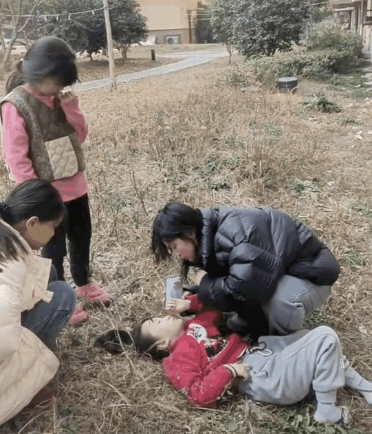 今日扬州一女童独自在家时从高楼坠落，路人予以施救，当时孩子坠落小区绿化带，从照片