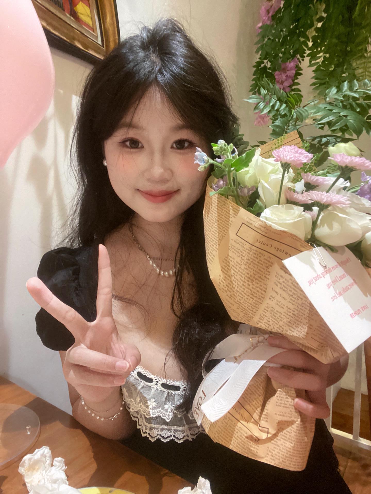 有我这样的女朋友，你晚上几点回家？[红脸笑][红脸笑][红脸笑][红脸笑]