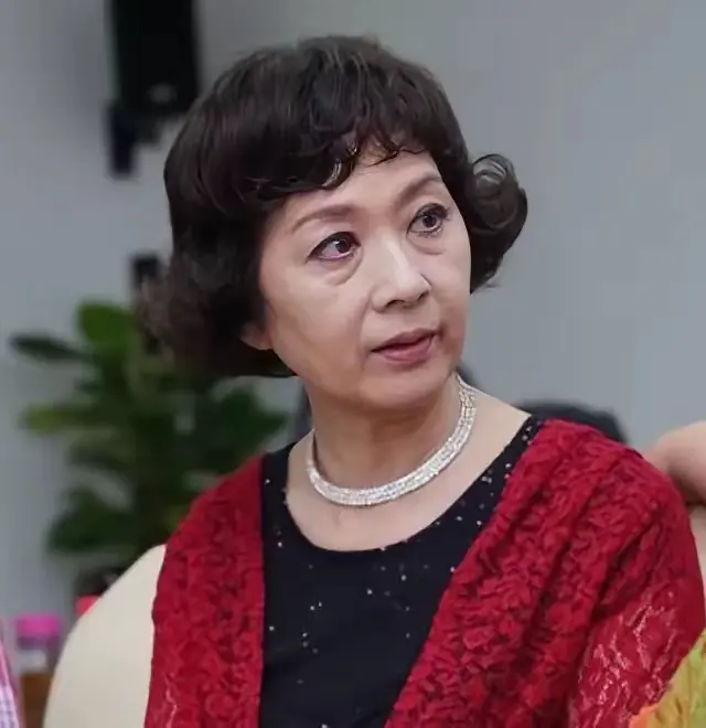 这位老大姐，年轻时可是家喻户晓的大明星，颜值不输李秀明、张金玲，名气不输张瑜、刘