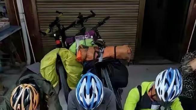 深圳一女士发现路边有三男子乞讨