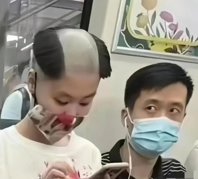 地铁上的一幕，旁边的大哥都懵逼了，不得不佩服姑娘，你真是个汉子！