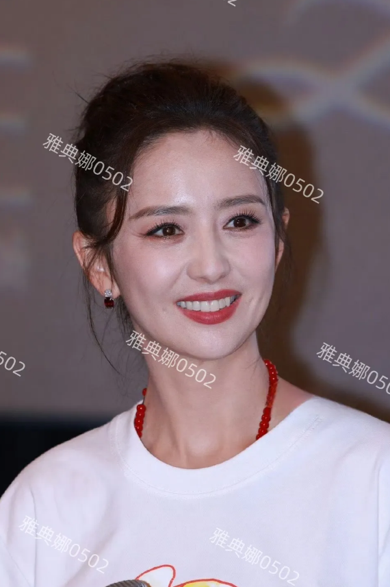 佟丽娅广州路演生图，虽然五官依旧漂亮，41岁的她状态下滑明显老了，黑眼圈皱纹都十