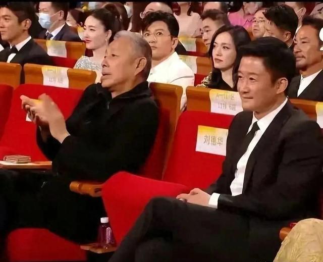北京这一夜，坐在吴京前面的陈道明，让所有人见识了他的江湖地位（吴京给成龙拜年）-第1张图片-九妖电影