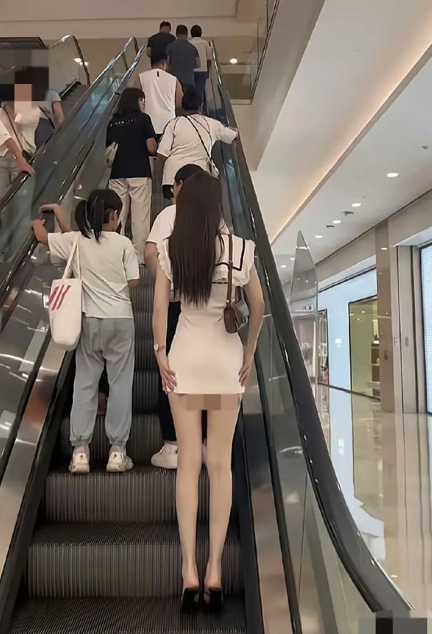 电梯我更爱坐扶手，升降的没意思！