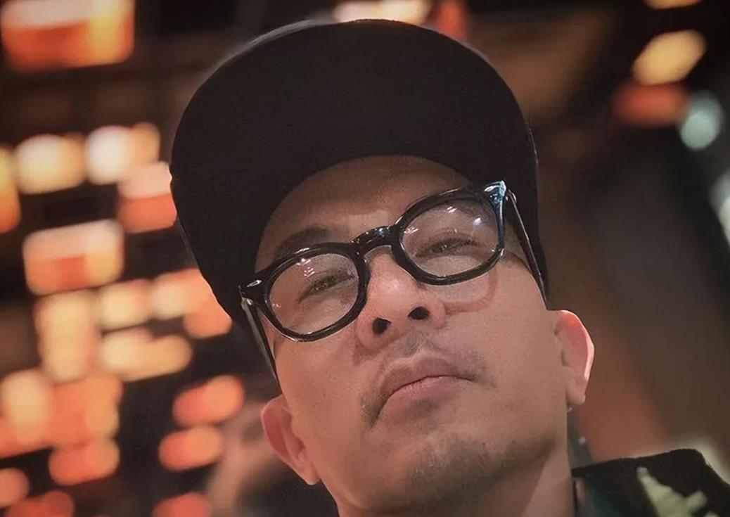 具俊晔这次悄无声息的离开湾湾
再回来不知是何年何月了
来时高高兴兴陪着老婆过新年