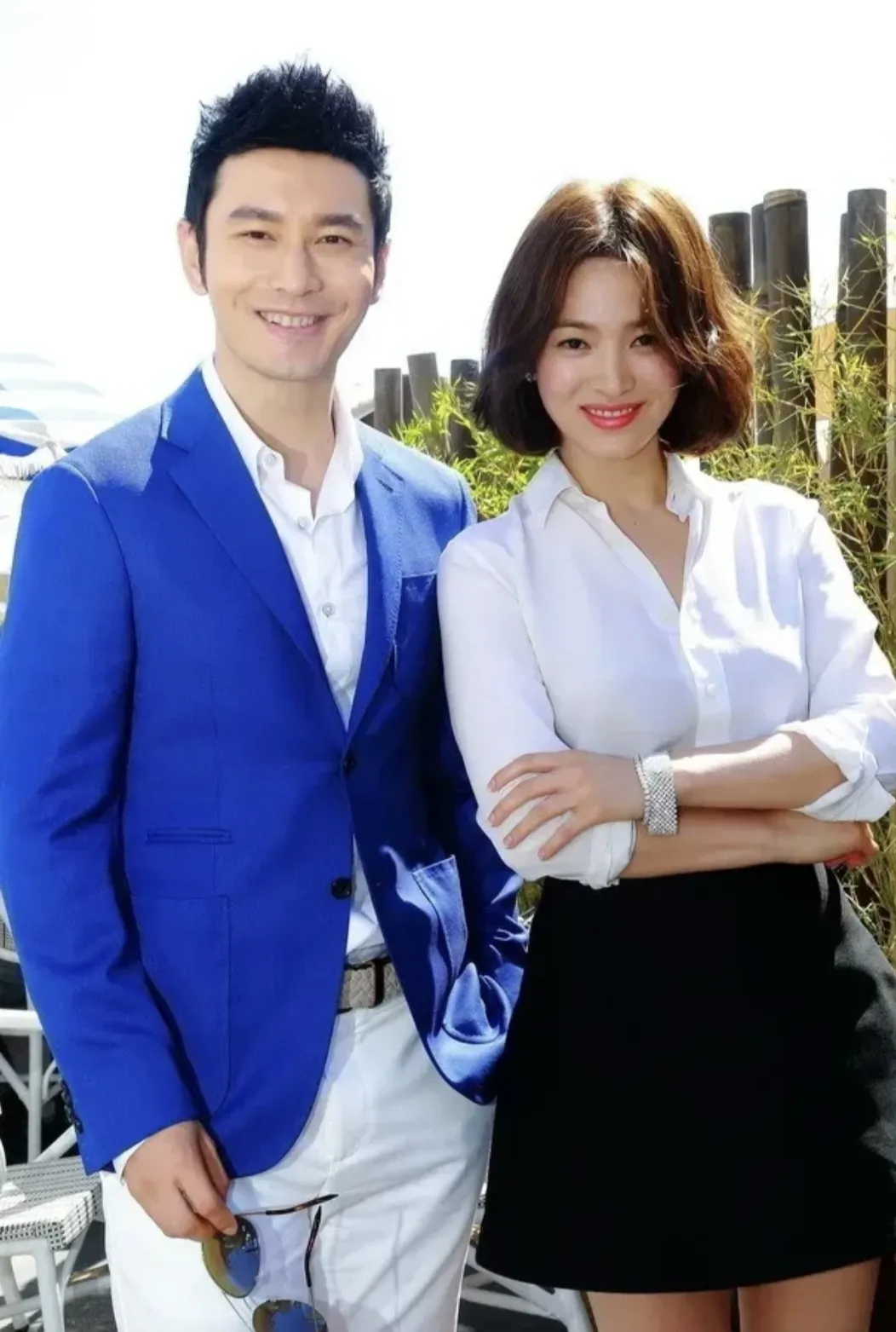 黄晓明身旁的女子是谁？身着白色衬衫和黑色短裙，确实美艳动人。