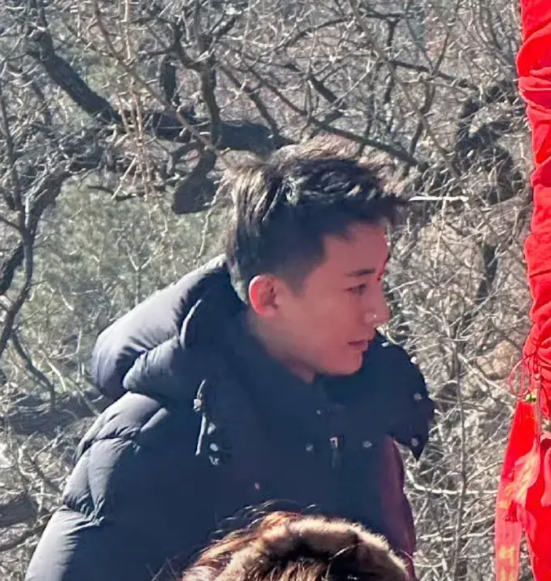 2月24日，网友大孤山偶遇刘学义围着千年银杏树转圈祈福！沉默不语，虔诚转圈！
看