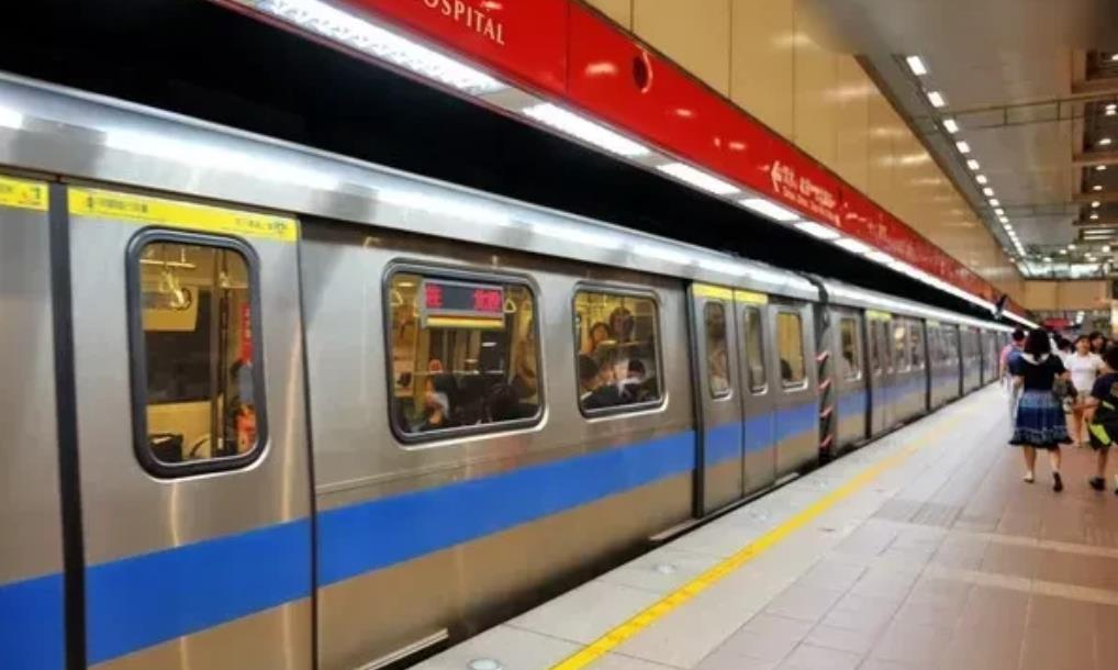 辽宁大连，一名37岁盲人准备乘坐地铁，出示残疾证后以为能够免票，工作人员却表示：