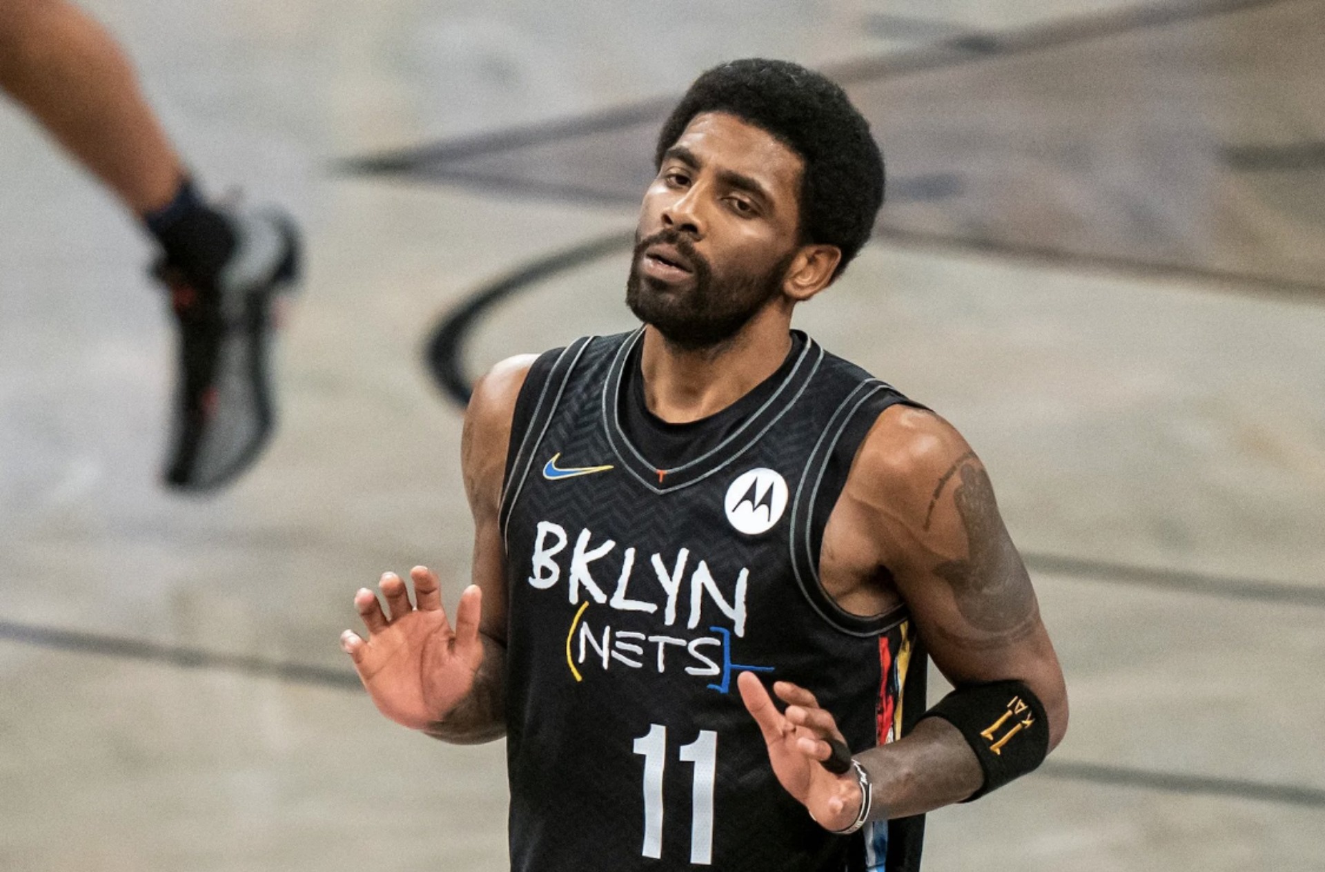 玩笑开大了，凯子主教练竟然和欧文是同届新秀
凯尔特人主教练乔-马祖拉，为2011