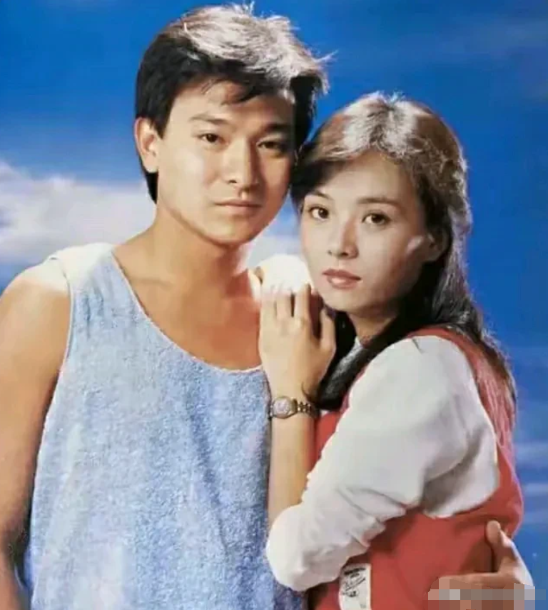 这是40年前拍的一张照片，
看起来天生一对，
能认出来是谁吗？
男的大家应该都认