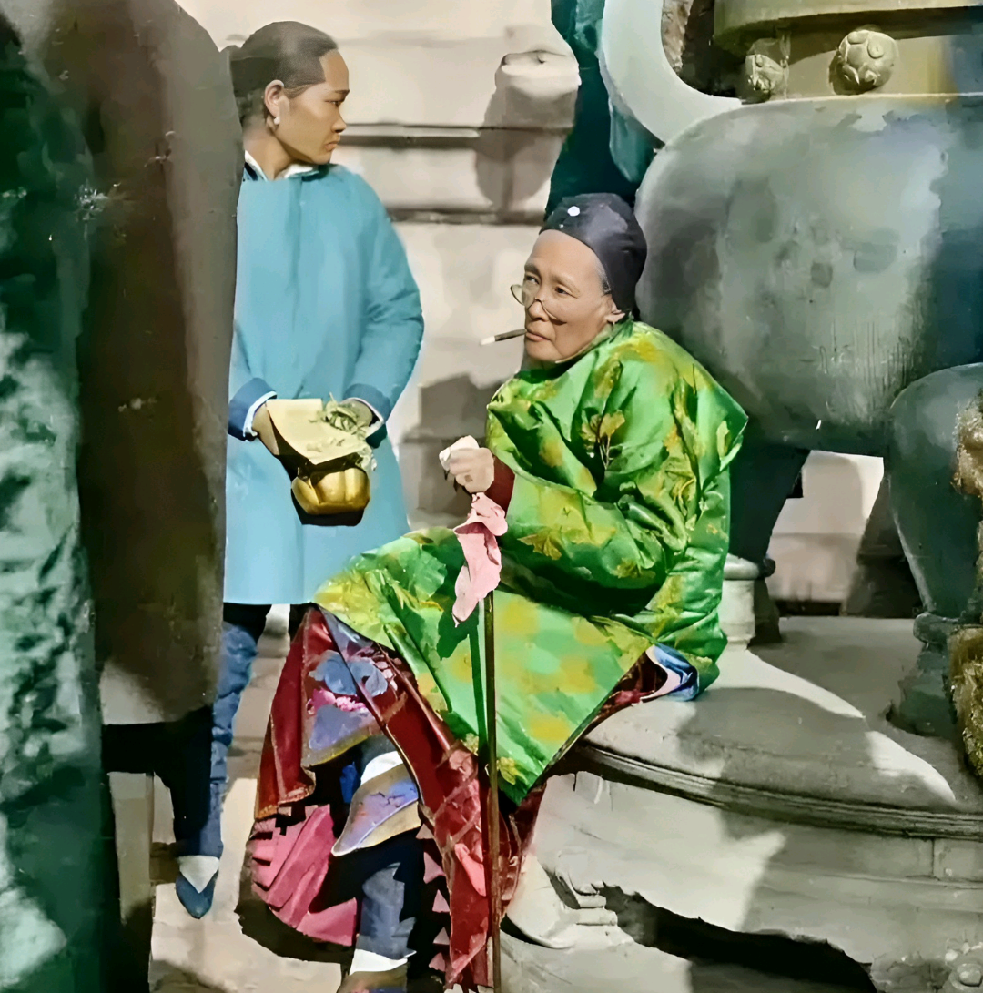 1918 年，民国一位小脚老太太，静静坐在铜香炉旁，享受着静谧的休憩时刻