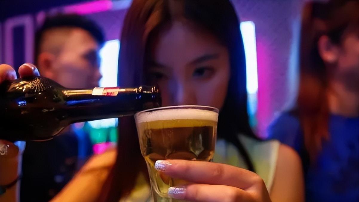 公公误将孙子喊成儿子，婆婆逼儿媳做亲子鉴定，结果自己身败名裂