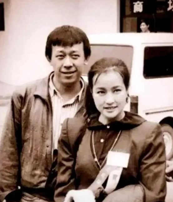 刘晓庆，九十年代见过她一次，那时应该和姜文正处在热恋中，她和几位朋友聊天时说给姜