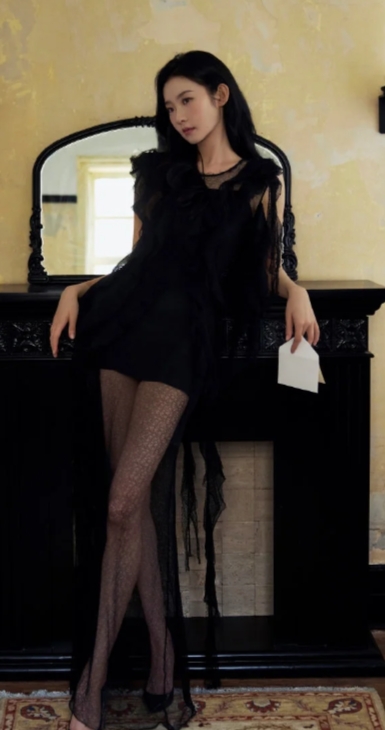 张艺凡长相妩媚